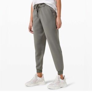 Lululemon On The Fly Jogger 28” SIZE 4 Grey Sage